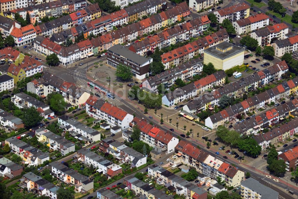 Bremen von oben - Reihenhaus- Siedlung im Wohngebiet entlang der Bremerhavener Straße im Stadtteil Westend von Bremen