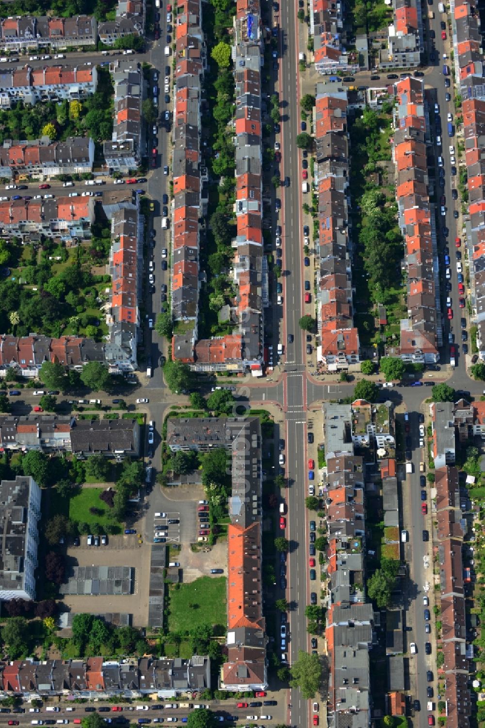 Bremen von oben - Reihenhaus- Siedlung im Wohngebiet entlang der Friedrich-Ebert-Straße im Stadtteil Neustadt von Bremen