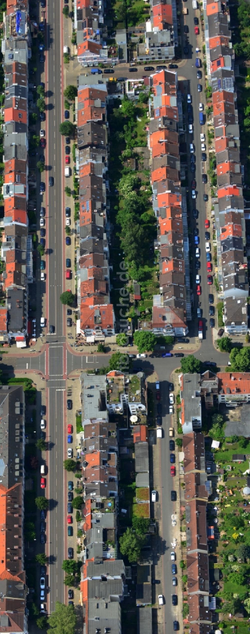 Bremen aus der Vogelperspektive: Reihenhaus- Siedlung im Wohngebiet entlang der Friedrich-Ebert-Straße im Stadtteil Neustadt von Bremen