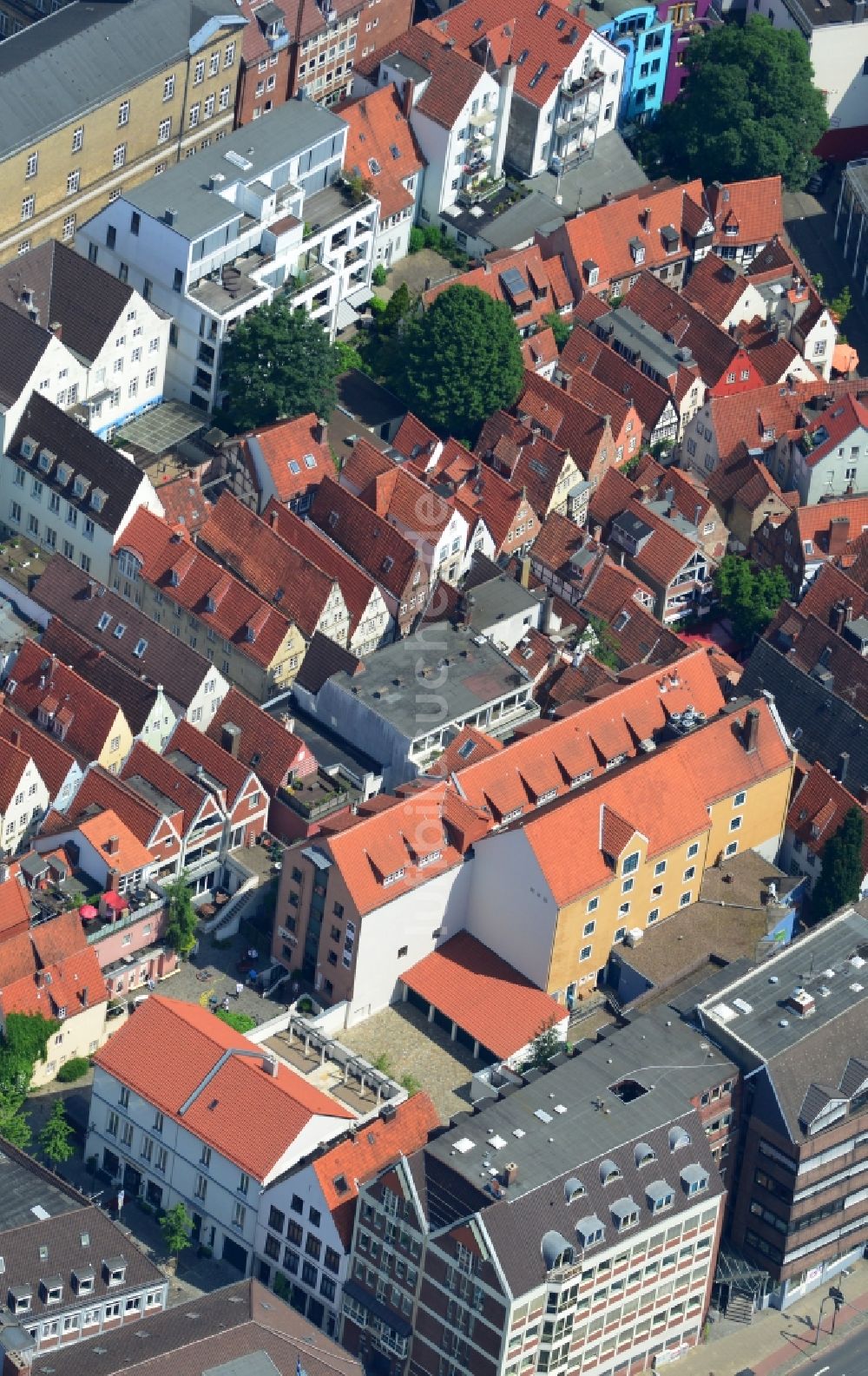 Bremen aus der Vogelperspektive: Reihenhaus- Siedlung im Wohngebiet Schnoorviertel in der Altstadt von Bremen