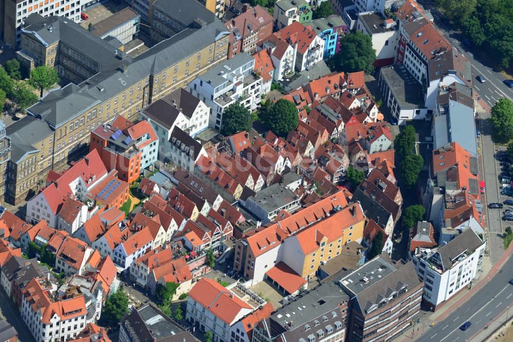 Luftbild Bremen - Reihenhaus- Siedlung im Wohngebiet Schnoorviertel in der Altstadt von Bremen