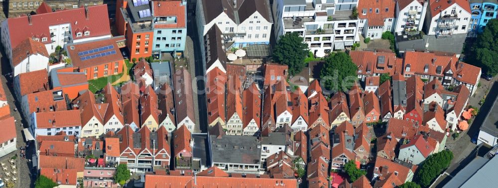 Bremen aus der Vogelperspektive: Reihenhaus- Siedlung im Wohngebiet Schnoorviertel in der Altstadt von Bremen