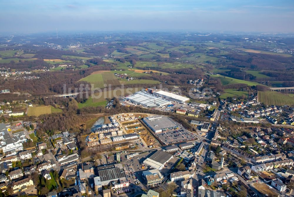 Luftbild Velbert - Reihenhaussiedlung auf dem ehemaligen Woeste-Gelände an der Schmalenhofer Straße - Winkelstraße mit EDEKA-Filiale Hundrieser in Velbert im Bundesland Nordrhein-Westfalen