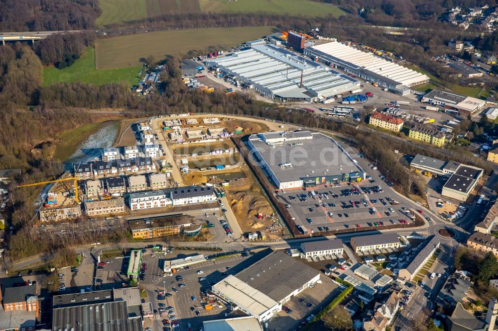 Luftaufnahme Velbert - Reihenhaussiedlung auf dem ehemaligen Woeste-Gelände an der Schmalenhofer Straße - Winkelstraße mit EDEKA-Filiale Hundrieser in Velbert im Bundesland Nordrhein-Westfalen