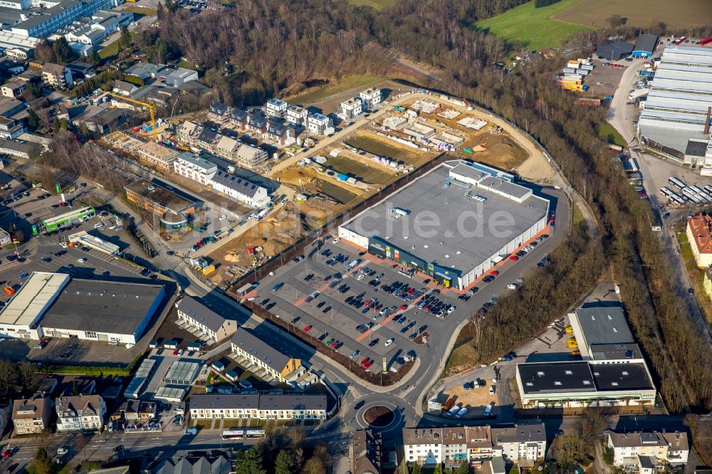 Velbert von oben - Reihenhaussiedlung auf dem ehemaligen Woeste-Gelände an der Schmalenhofer Straße - Winkelstraße mit EDEKA-Filiale Hundrieser in Velbert im Bundesland Nordrhein-Westfalen