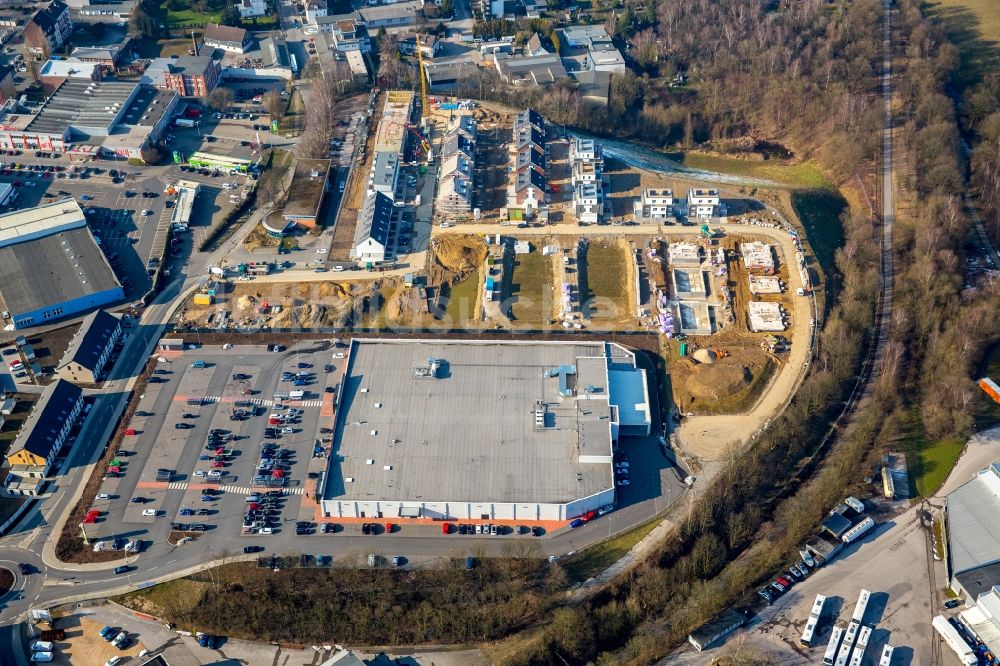 Velbert aus der Vogelperspektive: Reihenhaussiedlung auf dem ehemaligen Woeste-Gelände an der Schmalenhofer Straße - Winkelstraße mit EDEKA-Filiale Hundrieser in Velbert im Bundesland Nordrhein-Westfalen