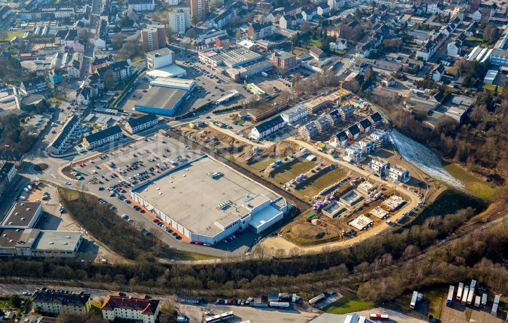 Luftbild Velbert - Reihenhaussiedlung auf dem ehemaligen Woeste-Gelände an der Schmalenhofer Straße - Winkelstraße mit EDEKA-Filiale Hundrieser in Velbert im Bundesland Nordrhein-Westfalen