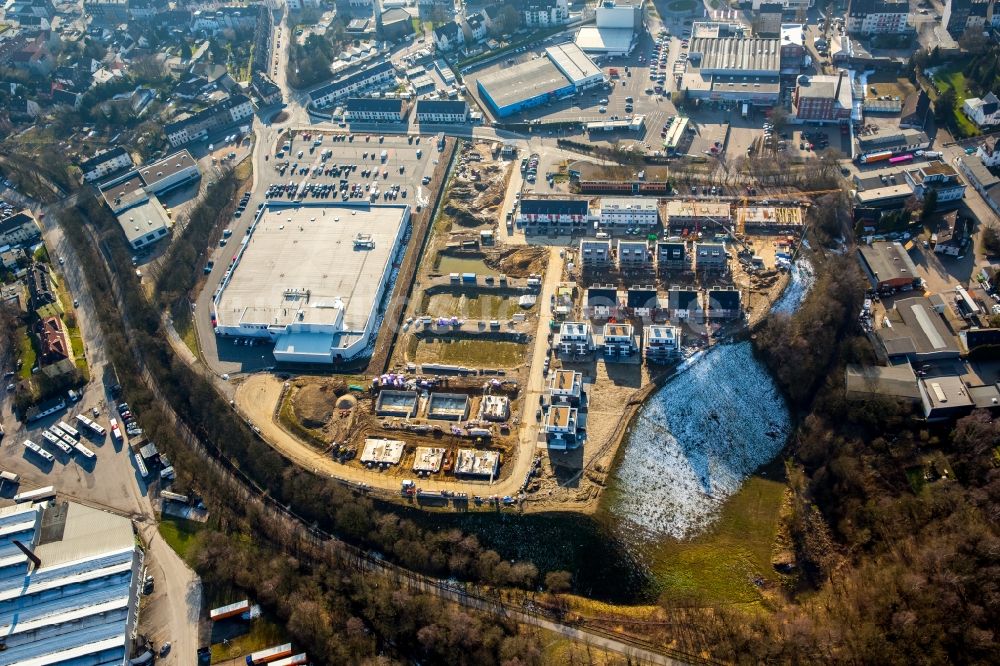 Luftaufnahme Velbert - Reihenhaussiedlung auf dem ehemaligen Woeste-Gelände an der Schmalenhofer Straße - Winkelstraße mit EDEKA-Filiale Hundrieser in Velbert im Bundesland Nordrhein-Westfalen