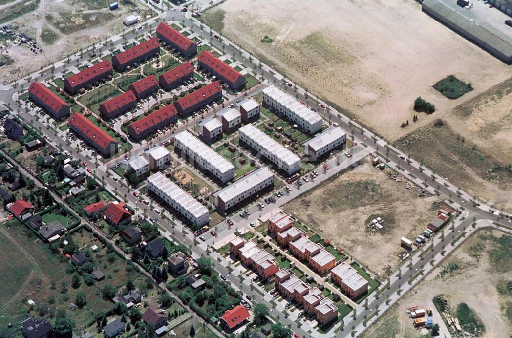 Berlin aus der Vogelperspektive: Reihenhaussiedlung am Eisfalter- und Zitronenfalterweg in Berlin-Biesdorf