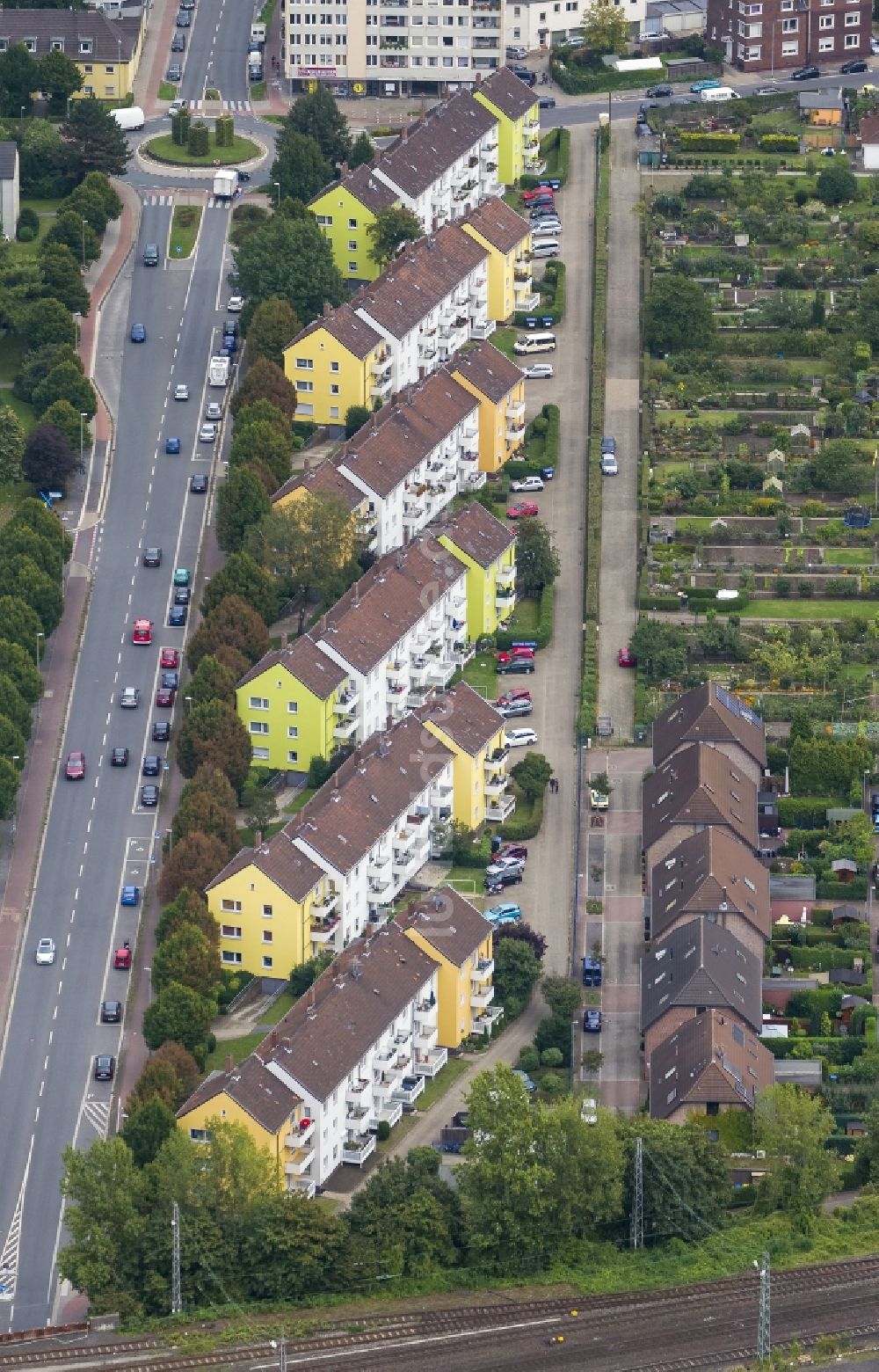 Moers aus der Vogelperspektive: Reihenhäuser in den Straßen Am Bahndamm und Homberger Straße in Moers im Ruhrgebiet am Niederrhein in Nordrhein-Westfalen