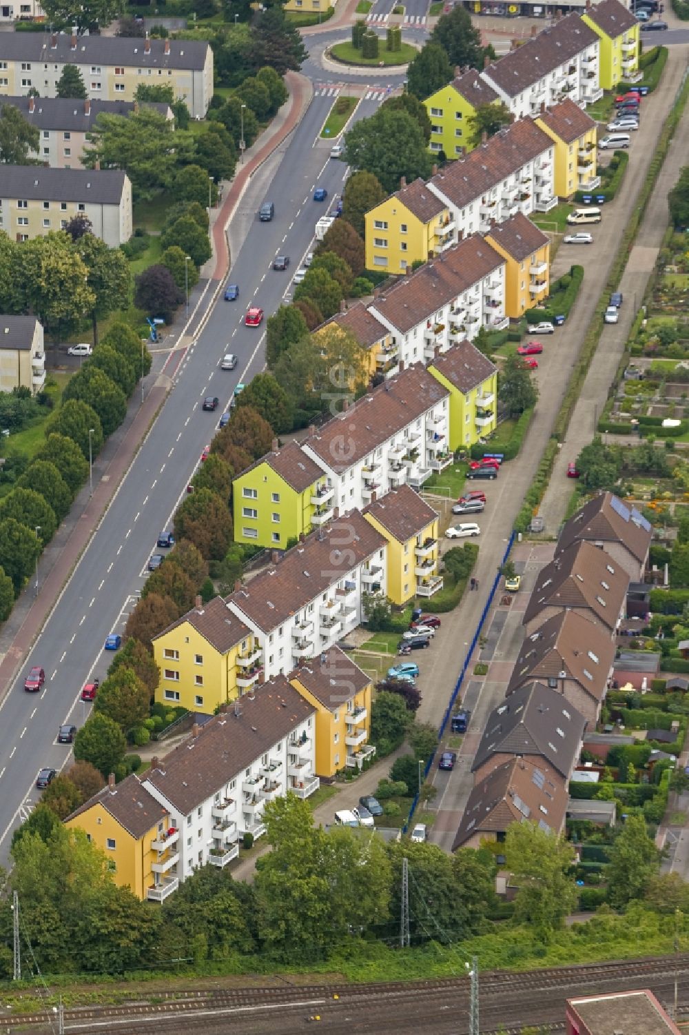 Luftbild Moers - Reihenhäuser in den Straßen Am Bahndamm und Homberger Straße in Moers im Ruhrgebiet am Niederrhein in Nordrhein-Westfalen