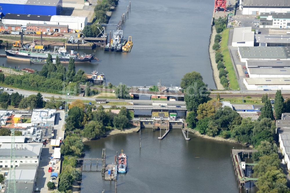 Luftaufnahme Hamburg - Reiherstiegschleuse mit Straßenbrücken und Eisenbahnbrücke in Hamburg-Heimfeld