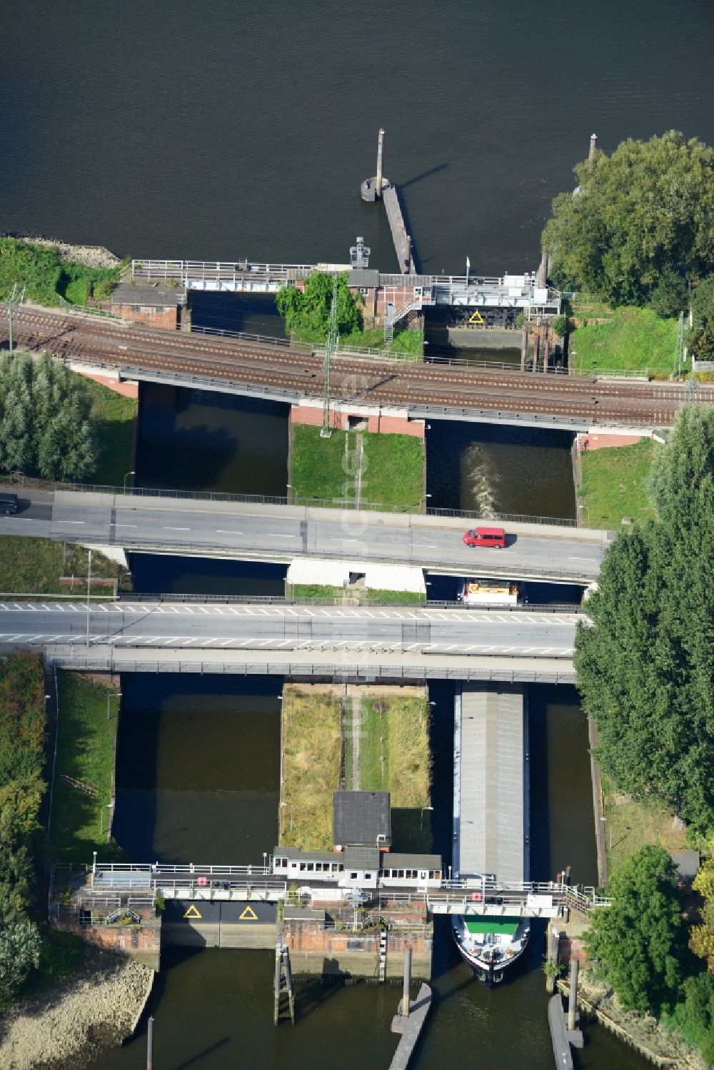 Hamburg von oben - Reiherstiegschleuse mit Straßenbrücken und Eisenbahnbrücke in Hamburg-Heimfeld