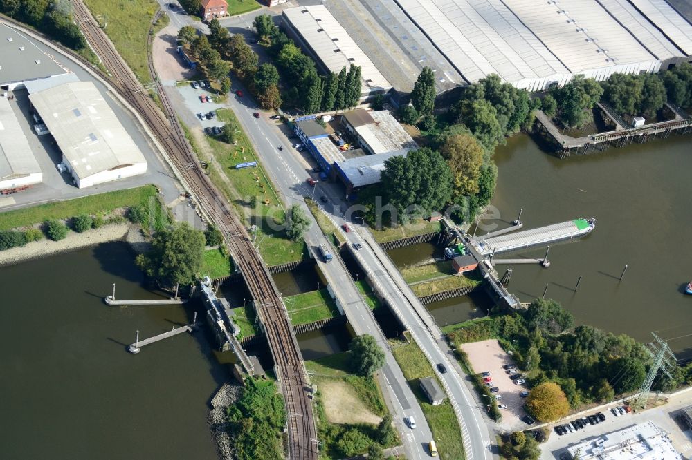 Hamburg aus der Vogelperspektive: Reiherstiegschleuse mit Straßenbrücken und Eisenbahnbrücke in Hamburg-Heimfeld