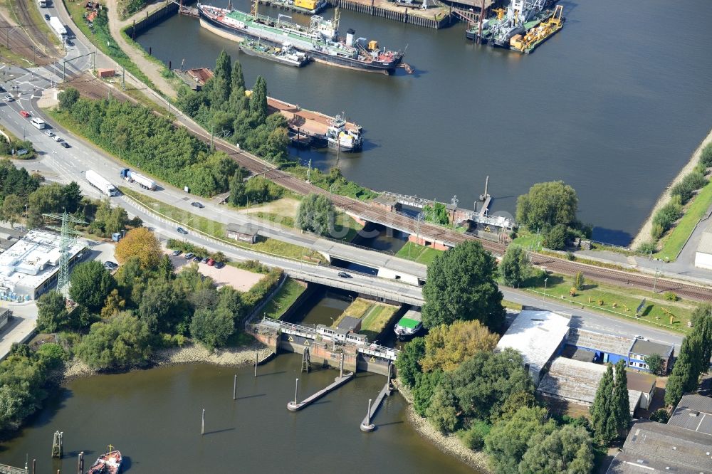 Hamburg aus der Vogelperspektive: Reiherstiegschleuse mit Straßenbrücken und Eisenbahnbrücke in Hamburg-Heimfeld