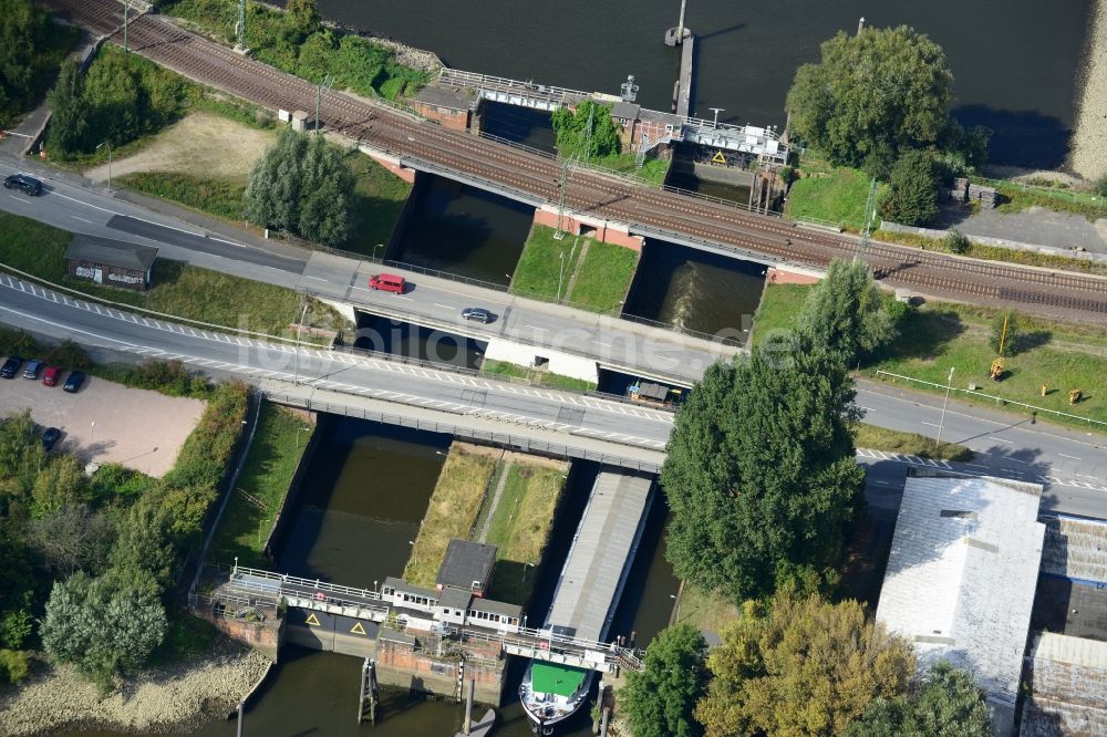 Luftaufnahme Hamburg - Reiherstiegschleuse mit Straßenbrücken und Eisenbahnbrücke in Hamburg-Heimfeld