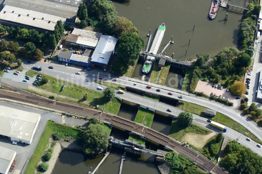 Hamburg von oben - Reiherstiegschleuse mit Straßenbrücken und Eisenbahnbrücke in Hamburg-Heimfeld