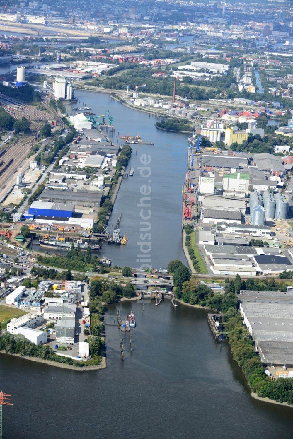 Hamburg aus der Vogelperspektive: Reiherstiegschleuse mit Straßenbrücken und Eisenbahnbrücke in 