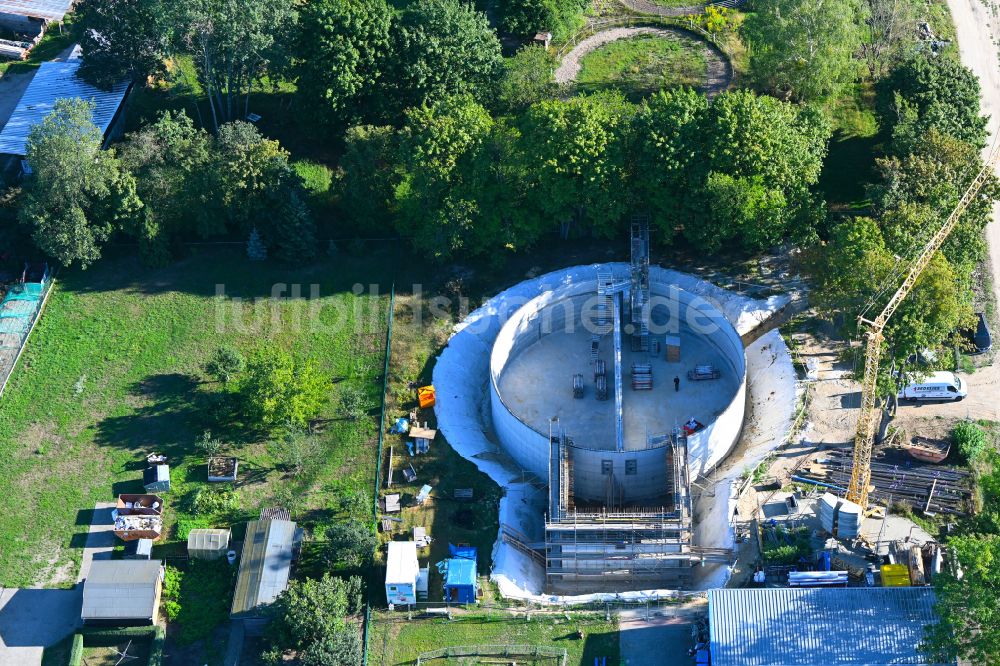 Werneuchen aus der Vogelperspektive: Reinwasserbehälter und Wasserspeicher - Neubau in Werneuchen im Bundesland Brandenburg, Deutschland