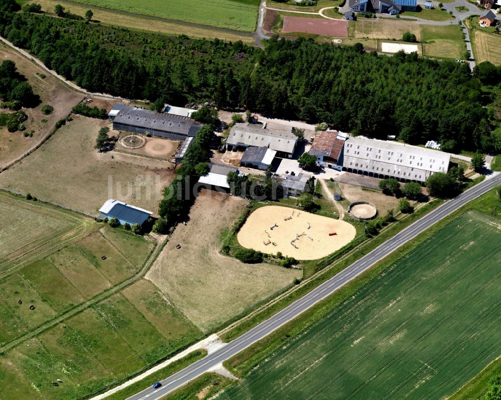 Hungenroth von oben - Reiterhof Carmen Dingler Reitanlage im Ortsgebiet der Ortsgemeinde Hungenroth im Bundesland Rheinland-Pfalz