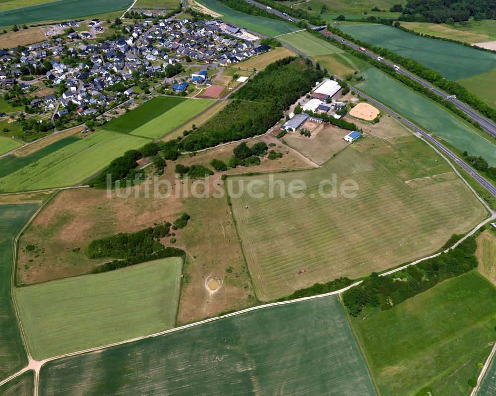 Luftbild Hungenroth - Reiterhof Carmen Dingler Reitanlage im Ortsgebiet der Ortsgemeinde Hungenroth im Bundesland Rheinland-Pfalz