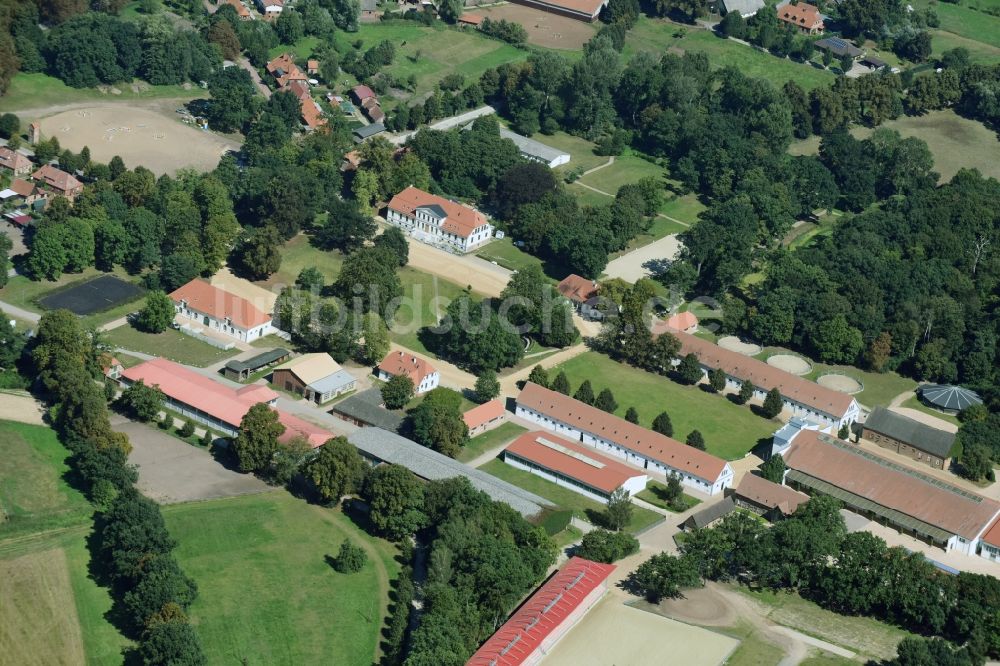 Redefin von oben - Reitstall - Reiterhof - Marstall auf dem Gelände des Landgestüts Redefin in Redefin im Bundesland Mecklenburg-Vorpommern