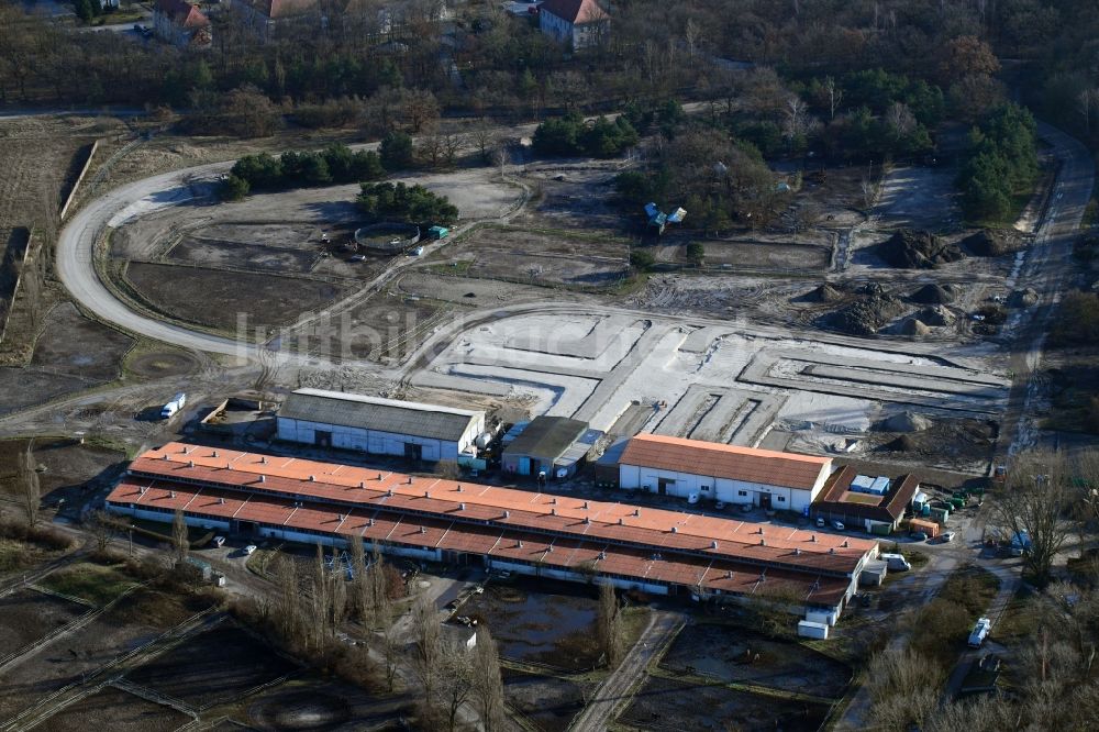 Luftaufnahme Berlin - Reitstall - Reiterhof - Marstall auf dem Gelände der Trabrennbahn Karlshorst in Berlin, Deutschland