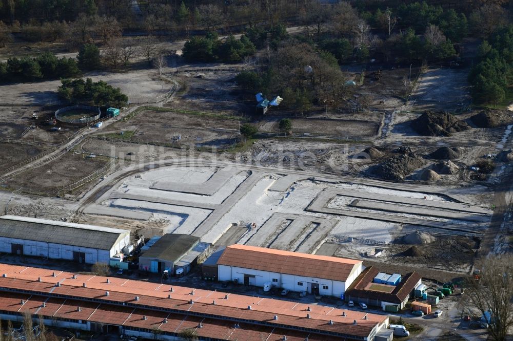 Berlin von oben - Reitstall - Reiterhof - Marstall auf dem Gelände der Trabrennbahn Karlshorst in Berlin, Deutschland