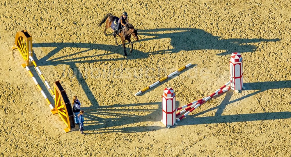 Hamm von oben - Reitstall - Reiterhof - Marstall mit Hindernistraining mit langen Schatten auf dem Reiterhof Rhynern in Hamm im Bundesland Nordrhein-Westfalen