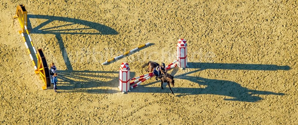 Hamm aus der Vogelperspektive: Reitstall - Reiterhof - Marstall mit Hindernistraining mit langen Schatten auf dem Reiterhof Rhynern in Hamm im Bundesland Nordrhein-Westfalen