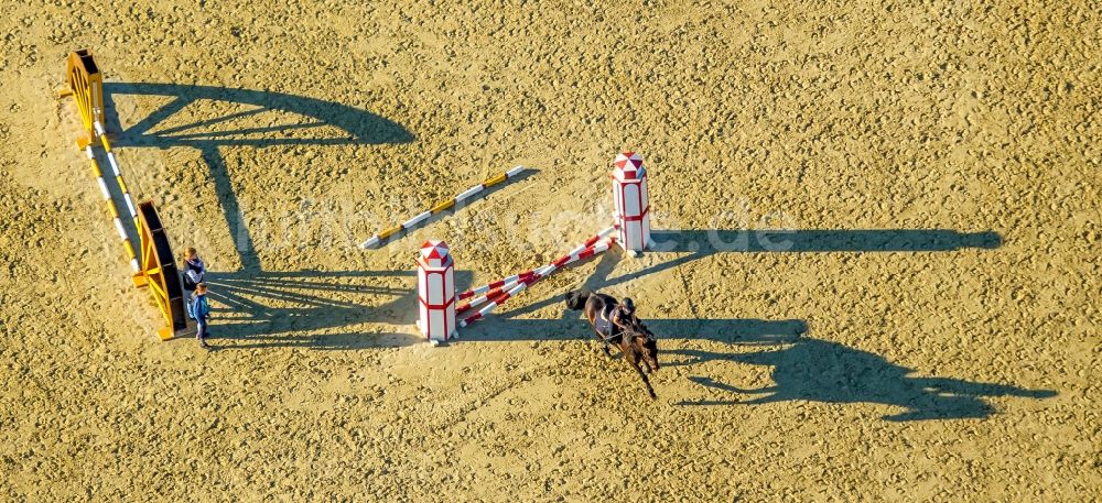 Luftbild Hamm - Reitstall - Reiterhof - Marstall mit Hindernistraining mit langen Schatten auf dem Reiterhof Rhynern in Hamm im Bundesland Nordrhein-Westfalen