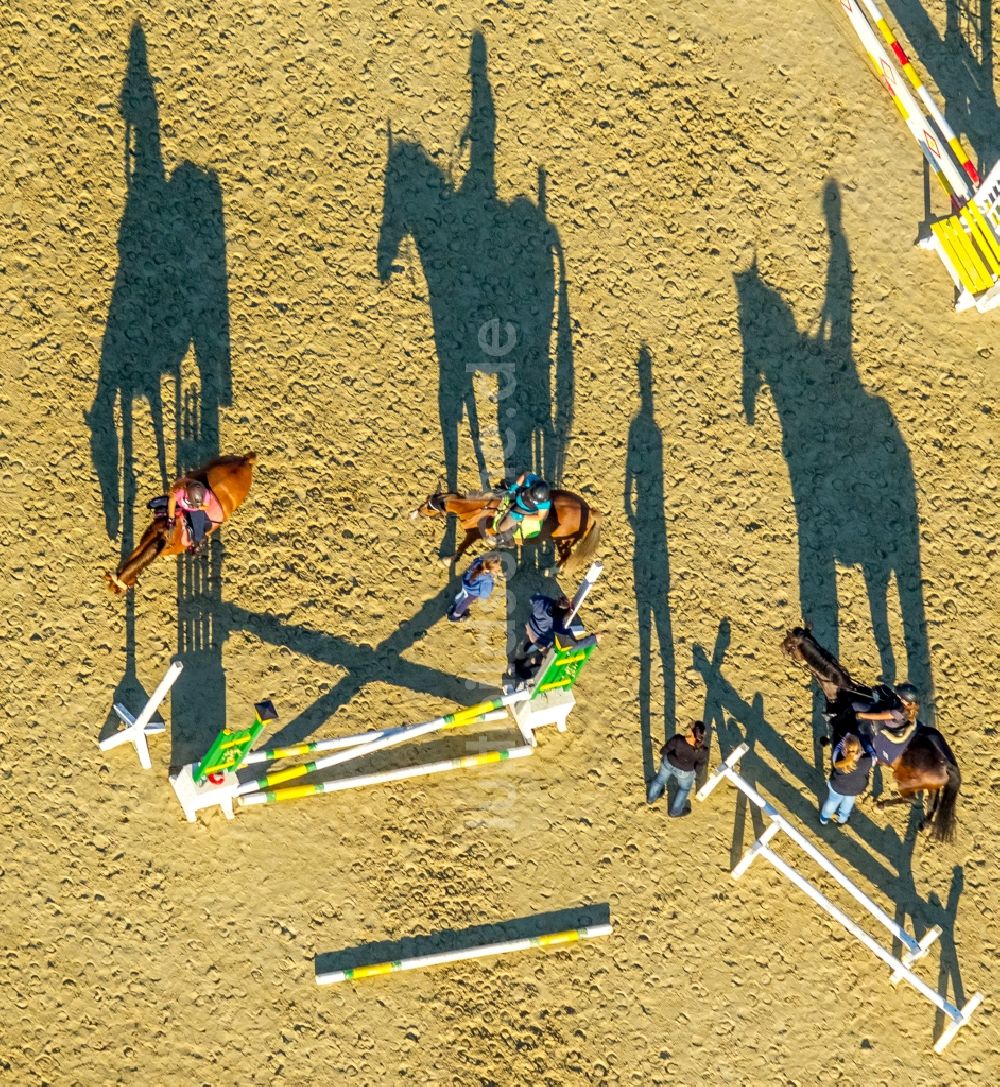 Hamm von oben - Reitstall - Reiterhof - Marstall mit Hindernistraining mit langen Schatten auf dem Reiterhof Rhynern in Hamm im Bundesland Nordrhein-Westfalen