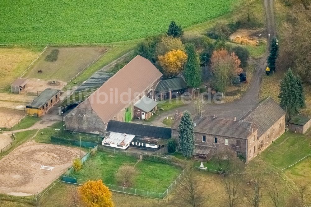 Luftaufnahme Duisburg - Reitstall - Reiterhof - Marstall und Tierpension Gut Kesselsberg im Ortsteil Duisburg Süd in Duisburg im Bundesland Nordrhein-Westfalen