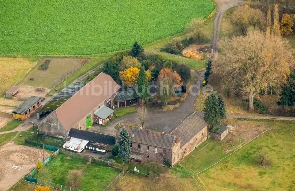 Duisburg von oben - Reitstall - Reiterhof - Marstall und Tierpension Gut Kesselsberg im Ortsteil Duisburg Süd in Duisburg im Bundesland Nordrhein-Westfalen