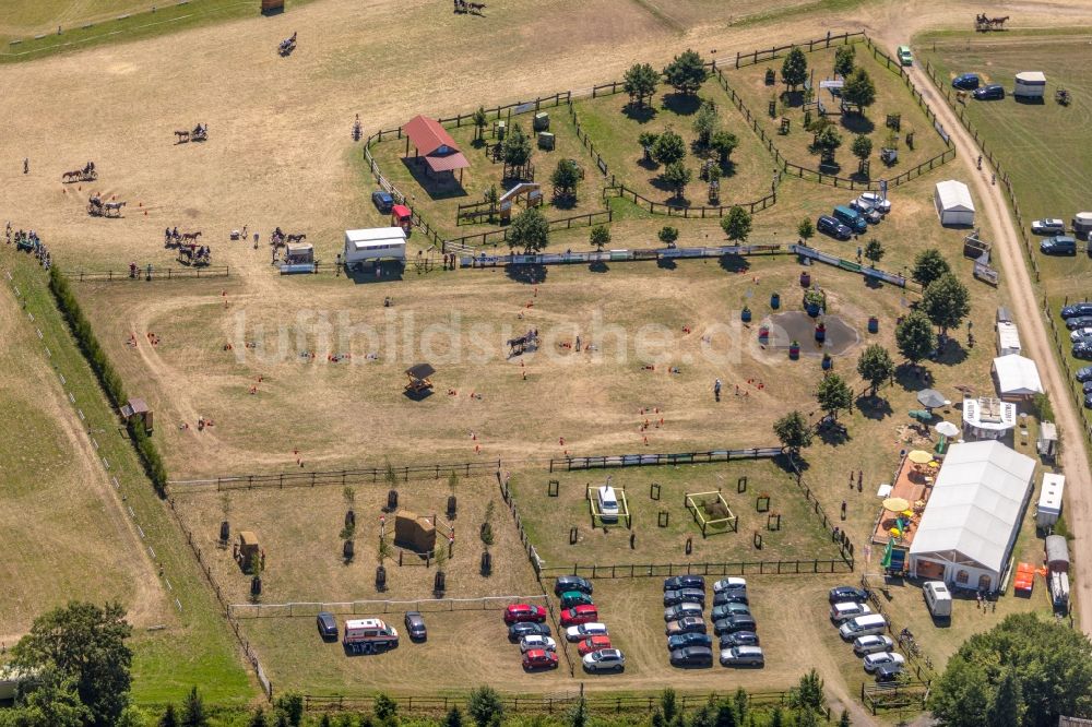 Vadrup von oben - Reitstall - Reiterhof Reiten und Fahren Schulze Hobbeling in Vadrup im Bundesland Nordrhein-Westfalen, Deutschland