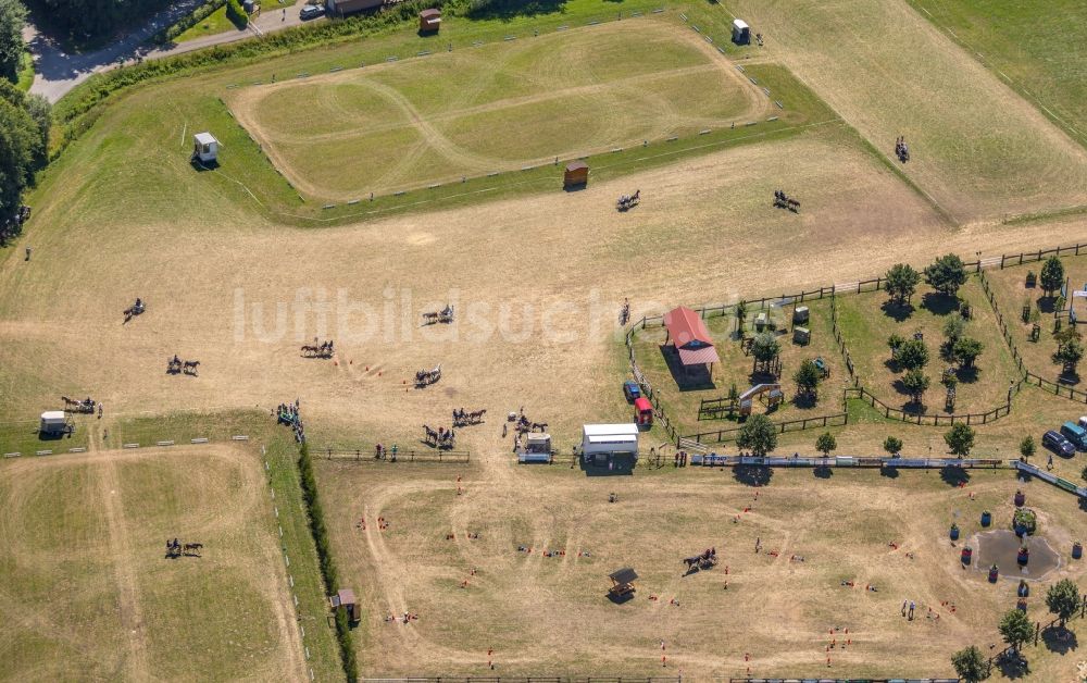 Vadrup aus der Vogelperspektive: Reitstall - Reiterhof Reiten und Fahren Schulze Hobbeling in Vadrup im Bundesland Nordrhein-Westfalen, Deutschland