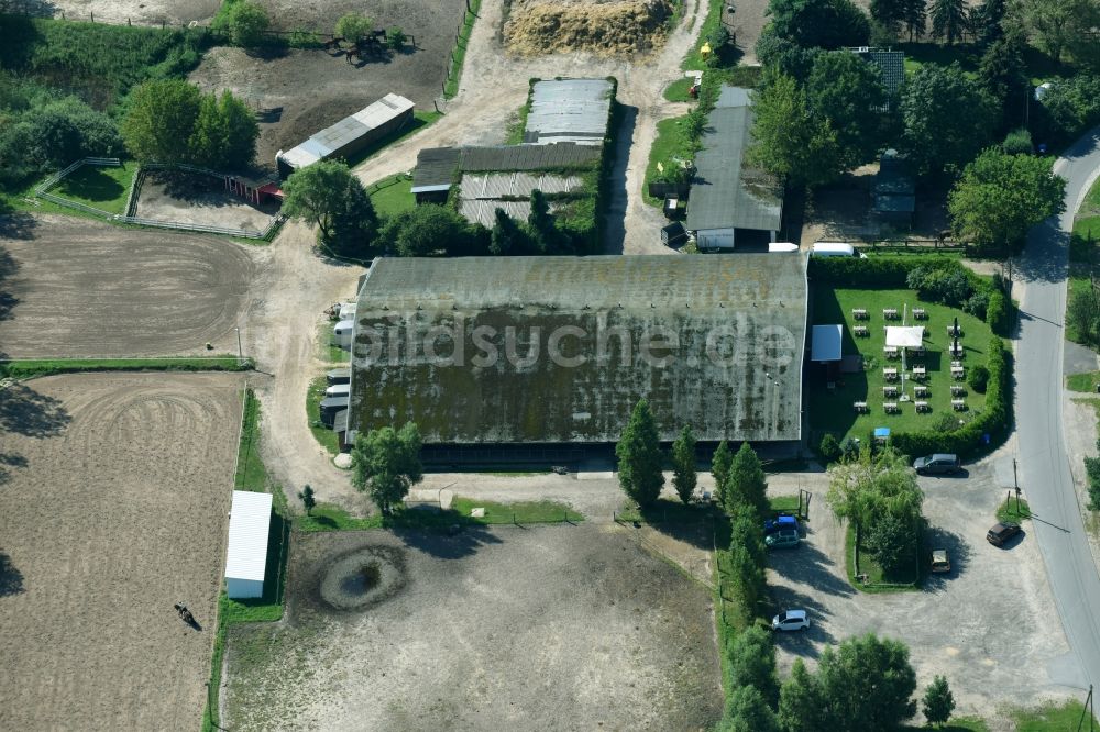 Ahrensfelde von oben - Reitstall - Reiterhof - Reithalle der Reitschule Am Walde im Ortsteil Mehrow in Ahrensfelde im Bundesland Brandenburg, Deutschland