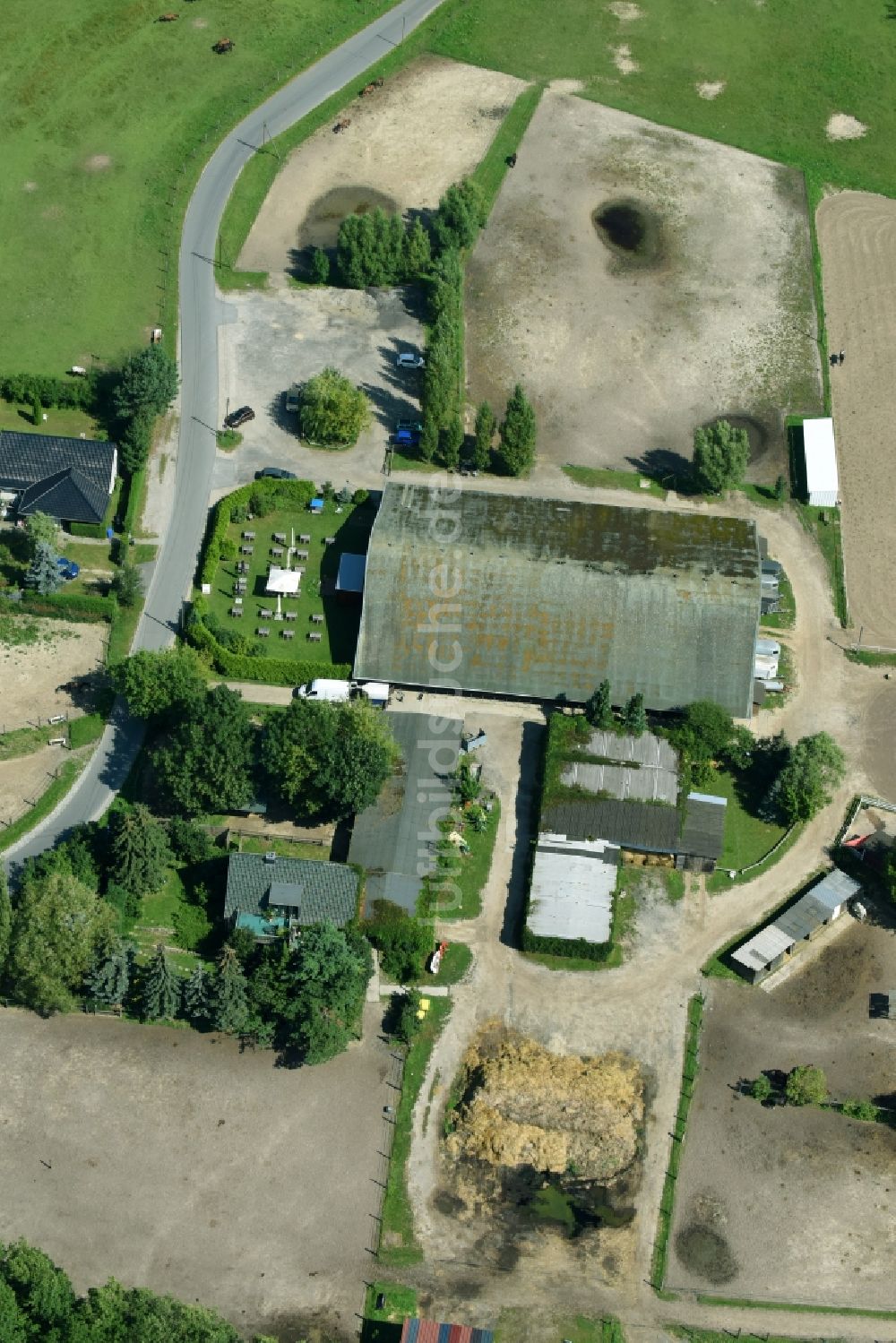 Ahrensfelde von oben - Reitstall - Reiterhof - Reithalle der Reitschule Am Walde im Ortsteil Mehrow in Ahrensfelde im Bundesland Brandenburg, Deutschland