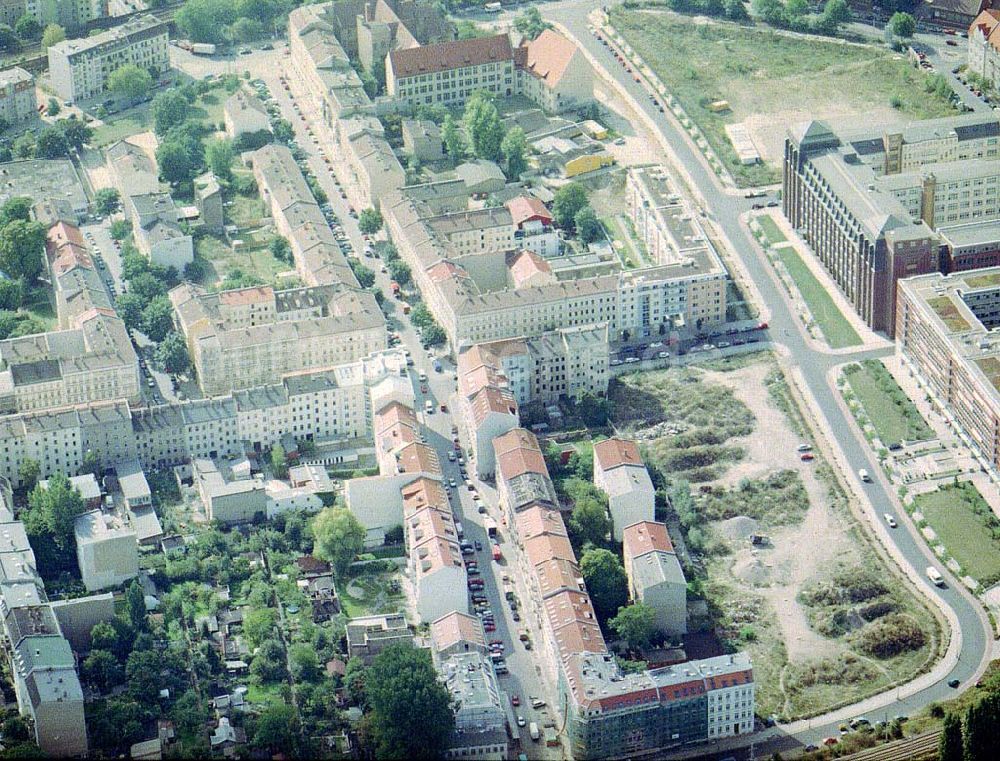 Berlin - Lichtenberg aus der Vogelperspektive: Rekonstruierte Ruschestraße am S-Bhf. Ostkreuz in Berlin - Lichtenberg.