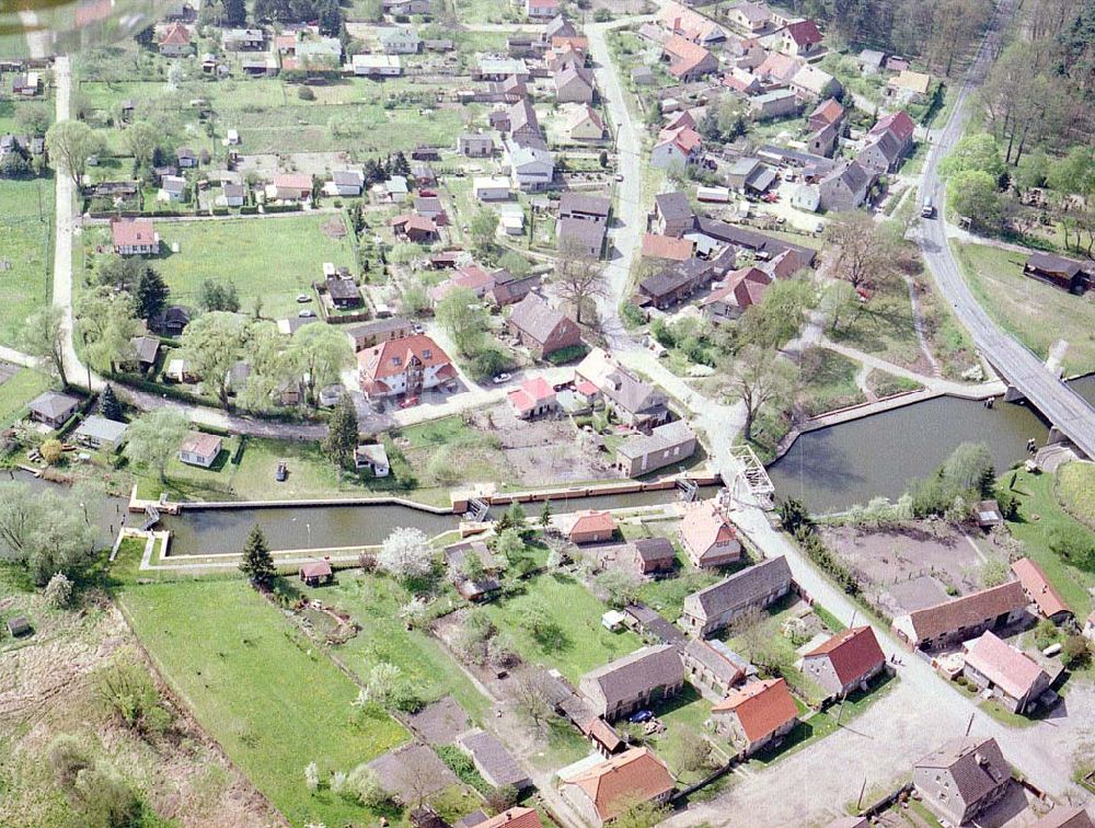 Luftaufnahme Altfriesack / BRB - Rekonstruierte Schleuse in Altfriesack am Ruppiner See - errichtet durch die VBU - Verkehrsbau Union NL MLTU Lindow.