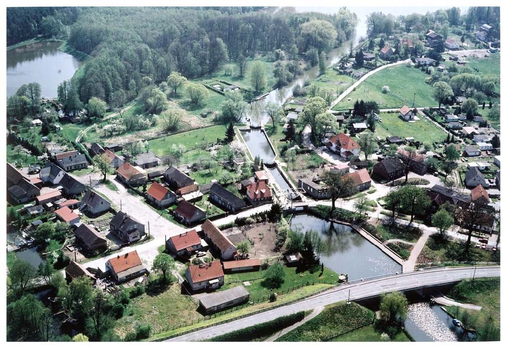 Luftaufnahme Altfriesack / BRB - Rekonstruierte Schleuse in Altfriesack am Ruppiner See - errichtet durch die VBU - Verkehrsbau Union NL MLTU Lindow.