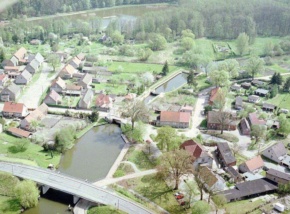 Luftaufnahme Altfriesack / BRB - Rekonstruierte Schleuse in Altfriesack am Ruppiner See - errichtet durch die VBU - Verkehrsbau Union NL MLTU Lindow.