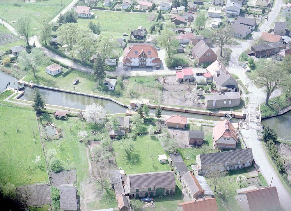 Altfriesack / BRB aus der Vogelperspektive: Rekonstruierte Schleuse in Altfriesack am Ruppiner See - errichtet durch die VBU - Verkehrsbau Union NL MLTU Lindow.