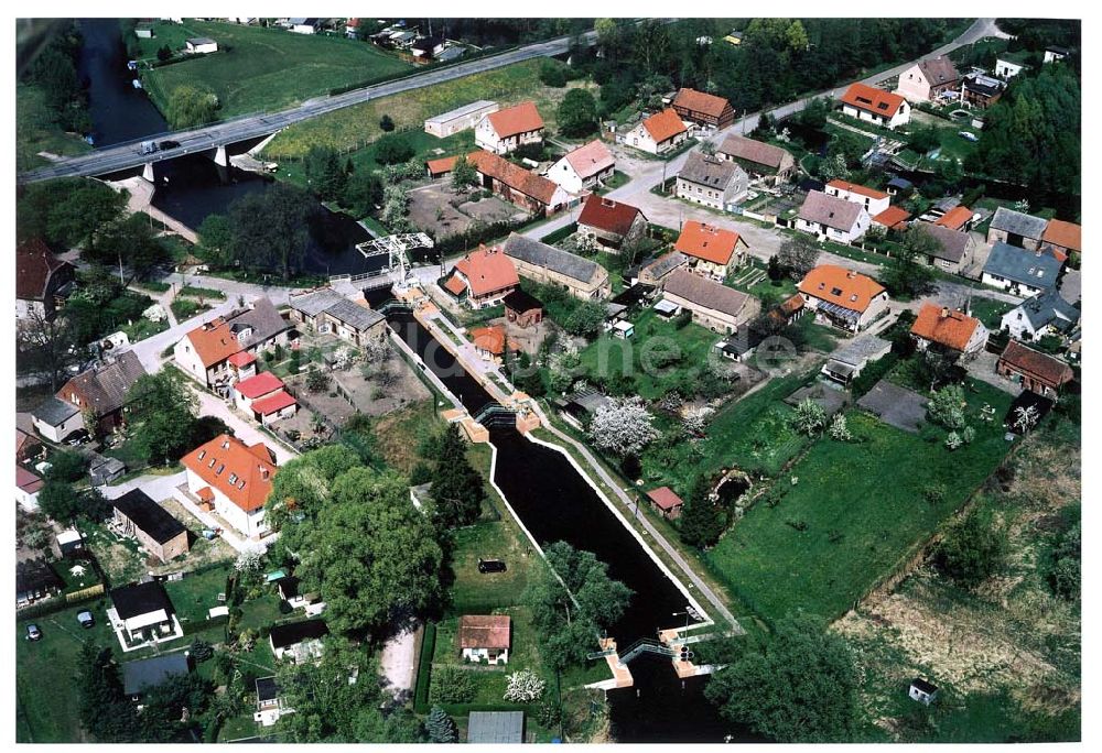 Luftaufnahme Altfriesack / BRB - Rekonstruierte Schleuse in Altfriesack am Ruppiner See - errichtet durch die VBU - Verkehrsbau Union NL MLTU Lindow.