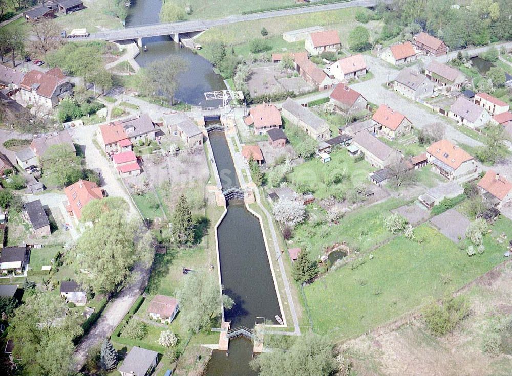 Altfriesack / BRB aus der Vogelperspektive: Rekonstruierte Schleuse in Altfriesack am Ruppiner See - errichtet durch die VBU - Verkehrsbau Union NL MLTU Lindow.