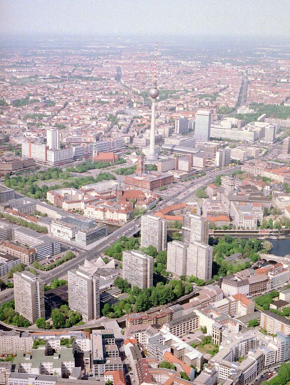 Berlin von oben - Rekonstruierte Wohnbauten an der Fischerinsel in Berlin - Mitte.