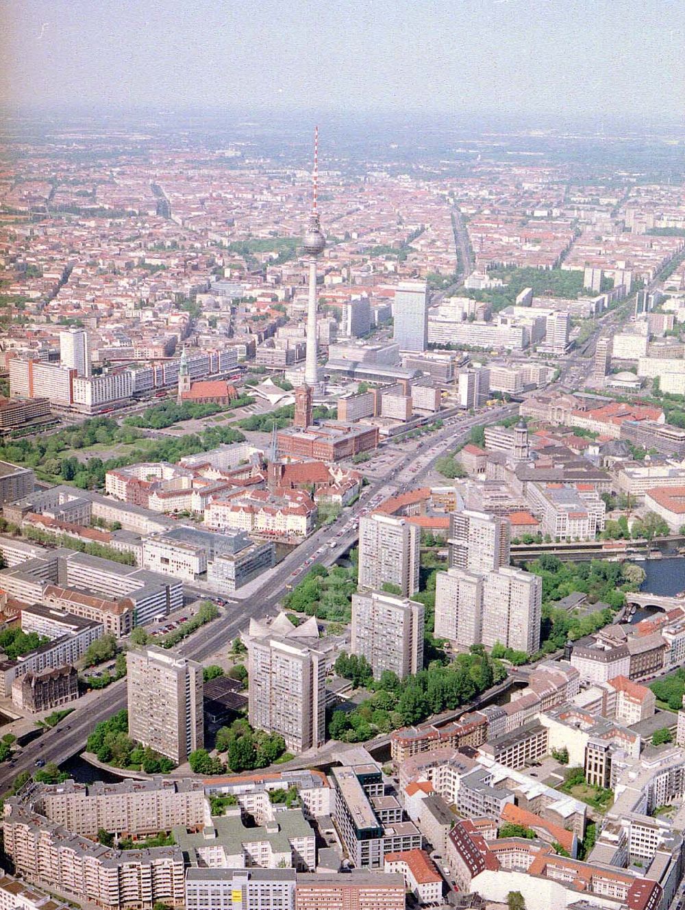 Berlin aus der Vogelperspektive: Rekonstruierte Wohnbauten an der Fischerinsel in Berlin - Mitte.