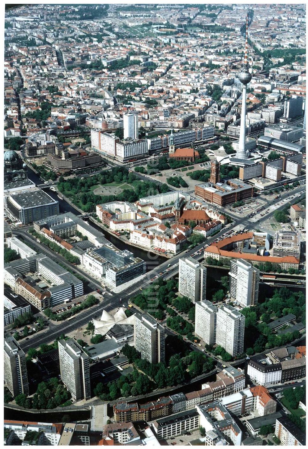 Luftaufnahme Berlin - Rekonstruierte Wohnbauten an der Fischerinsel in Berlin - Mitte.