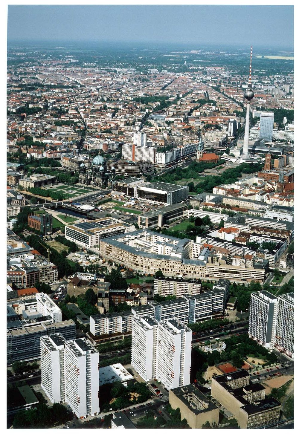 Berlin von oben - Rekonstruierte Wohnbauten an der Leipziger Straße in Berlin - Mitte.