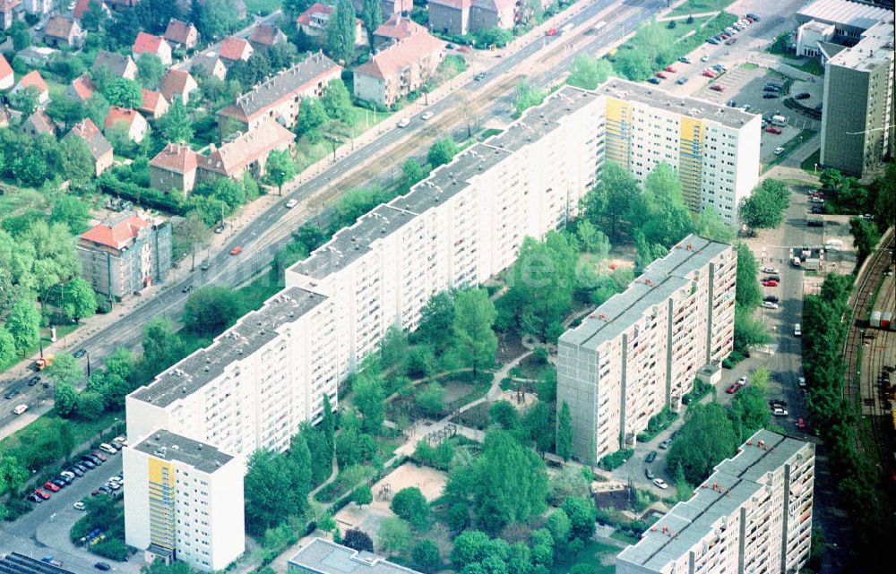 Berlin - Lichtenberg aus der Vogelperspektive: Rekonstruierte Wohnblocks der Wohnungsbaugesellschaft Lichtenberg in der Straße am Tierpark.